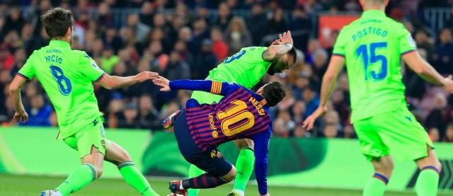 Aitor recibió un gol de Messi en cada uno de sus enfrentamientos
