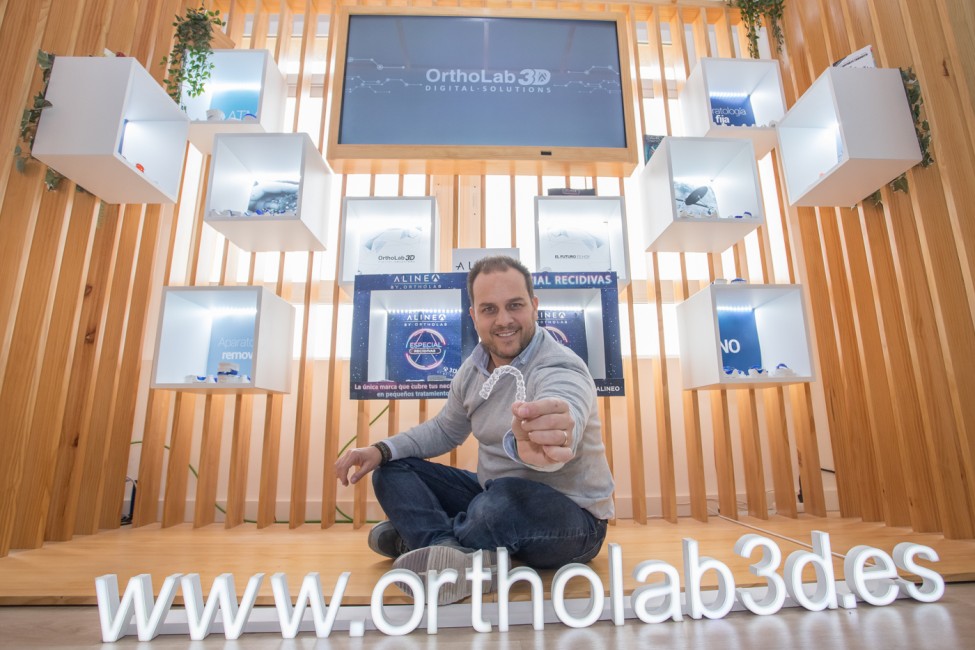 Manuel Milán, en las instalaciones de Ortholab en Elda. Fotos: PEPE OLIVARES - 
