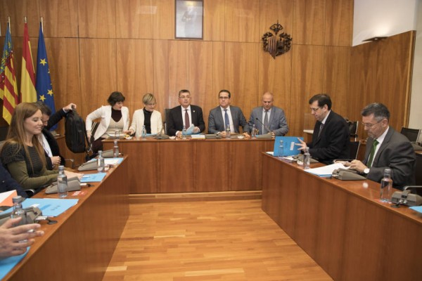 Orihuela acoge una comisión de Les Corts para buscar soluciones a los efectos de la DANA