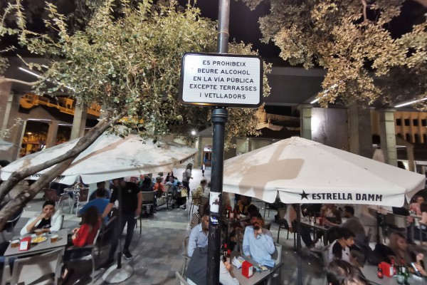 Los siete medidores de las tascas se instalarán a cuatro metros de altura en farolas y balcones