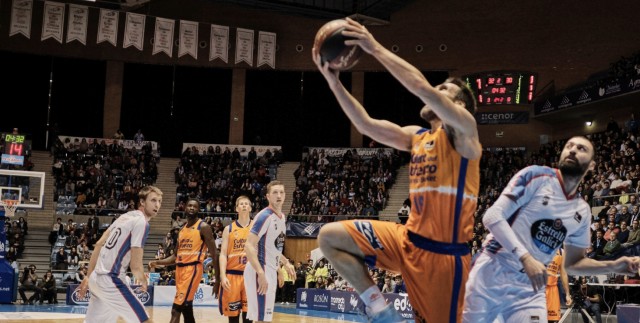 Valencia Basket cae ante un Obradoiro muy efectivo en el último cuarto