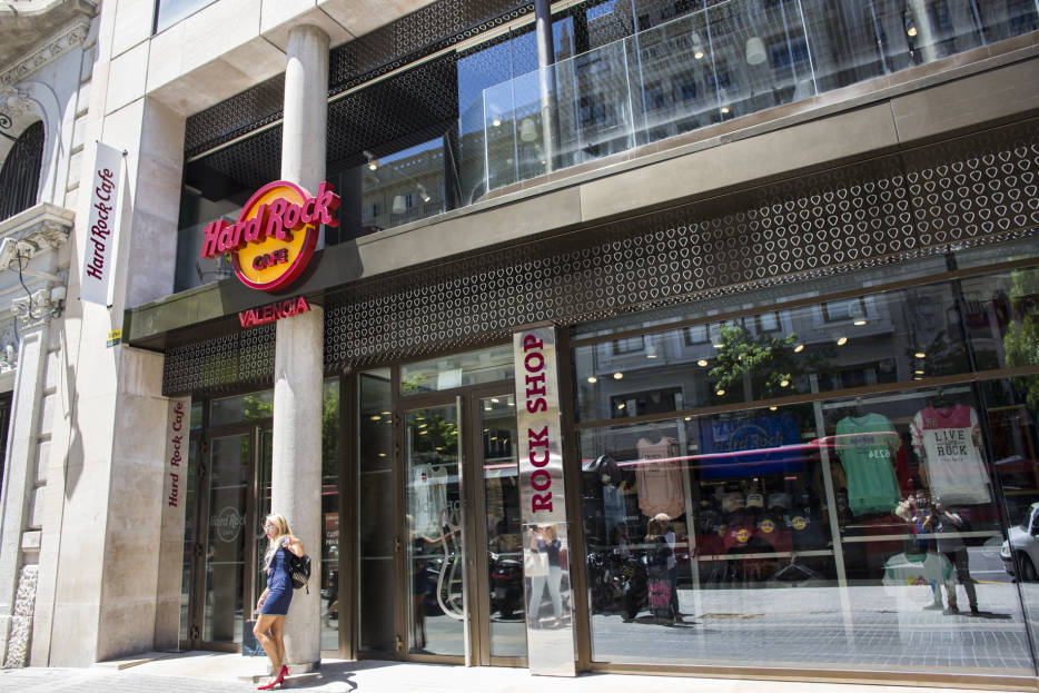 Hard Rock Café abrirá una tienda en la estación de AVE de València y busca nuevas ubicaciones 