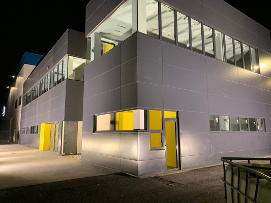El fabricante de aluminios pintados Vialco echa a andar tras invertir 30 millones en Villena