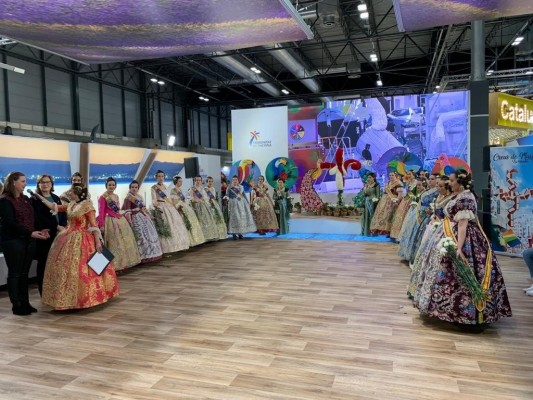 El stand de la Comunitat se transforma para presentar fiestas y tradiciones al público general