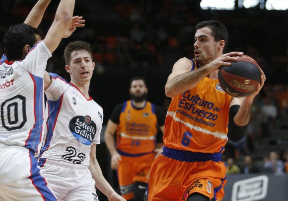 Última parada del tour de Valencia Basket en la pista del Monbus Obradoiro