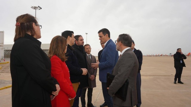 Pedro Sánchez aterriza en San Javier y se reúne con los alcaldes ribereños