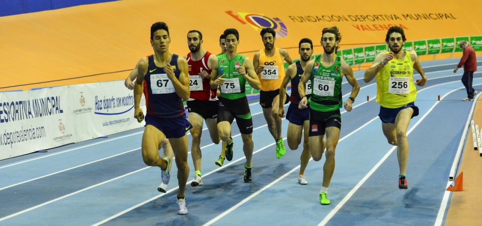 El atleta del Playas Mohamed Katir brilla en València y gana el 3.000 con mínima mundial
