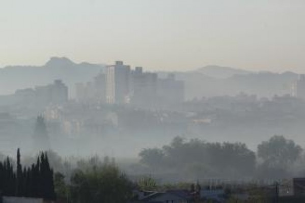 Equo reclama medidas a largo plazo contra la contaminación y propone autobuses gratis en días concretos de la semana