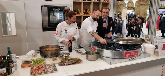 La Vila exhibe su gastronomía y fiestas de la mano del Hogar del Pescador y la Asociación Santa Marta
