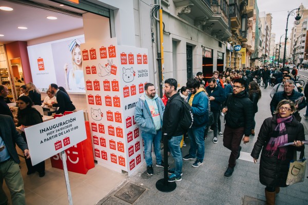 Largas colas en el estreno de la japonesa Miniso en València