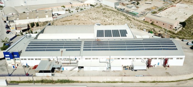 JJ Albarracín apuesta por las renovables e instala 800 paneles solares sobre cubierta