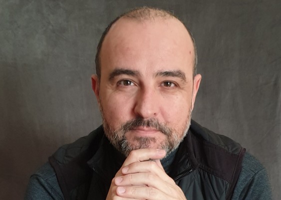 Luis Aleixandre presenta su novela 'Mil ramos de flores no son suficientes'