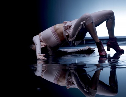 Danza, música y poesía flotan en el Párraga: Paula Quintana interpreta textos de  Roy Galán en 'Las Alegrías'