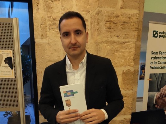 La Diputación de València edita un libro crítico con las concesiones y contratas de Sanidad