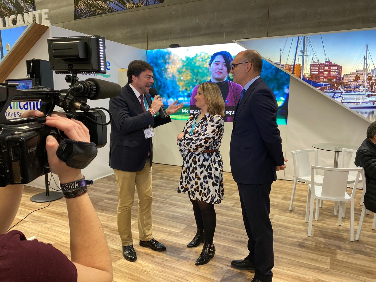 El alcalde, Luis Barcala, la edil de Turismo, Mari Carmen Sánchez, y el rector de la UA, Manuel Palomar, durante la presentación de la marca en Fitur. - 