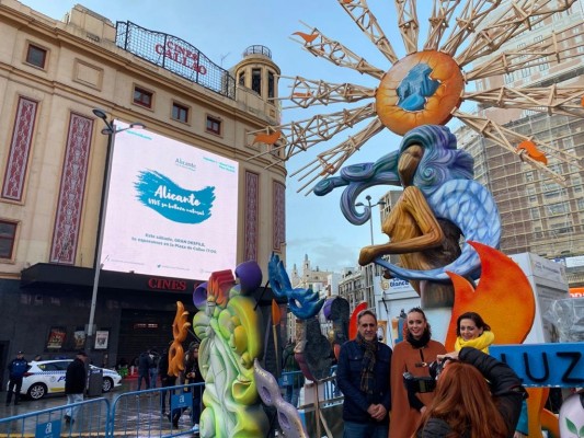 Una hoguera de nueve metros promociona en la plaza Callao de Madrid las 'Fiestas de Alicante'
