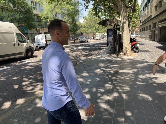 Kangin Lee en oficinas con la renovación en el horizonte