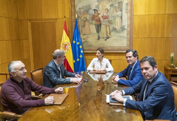 El Gobierno subirá el salario mínimo a 950 euros este año