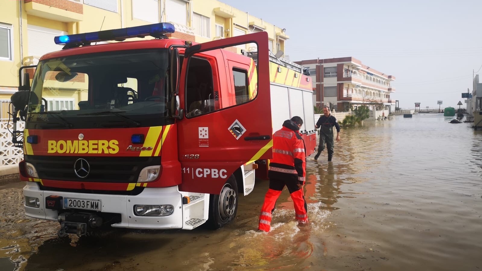 La costa de Castellón sigue achicando agua y evaluando los daños por la borrasca 'Gloria'
