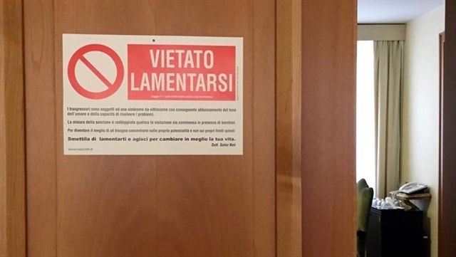 El Papa cuelga un cartel en la puerta de su habitación con la frase 