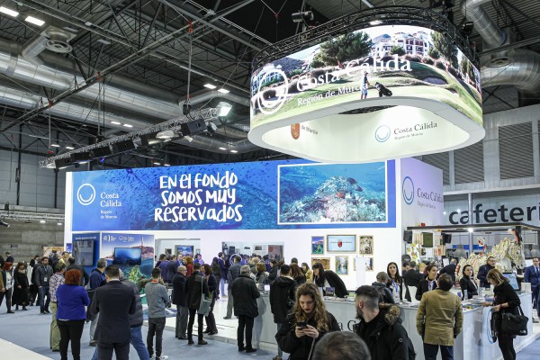 La Región desembarca en Fitur presumiendo de datos y de sentido del humor: 