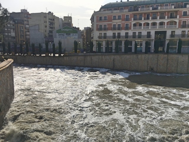 Orihuela solicita un análisis del agua del río Segura ante la aparición de espuma en el cauce
