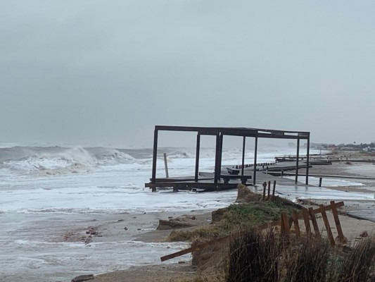 El temporal arrastra dos piscifactorías de Castellón a la playa de El Perelló