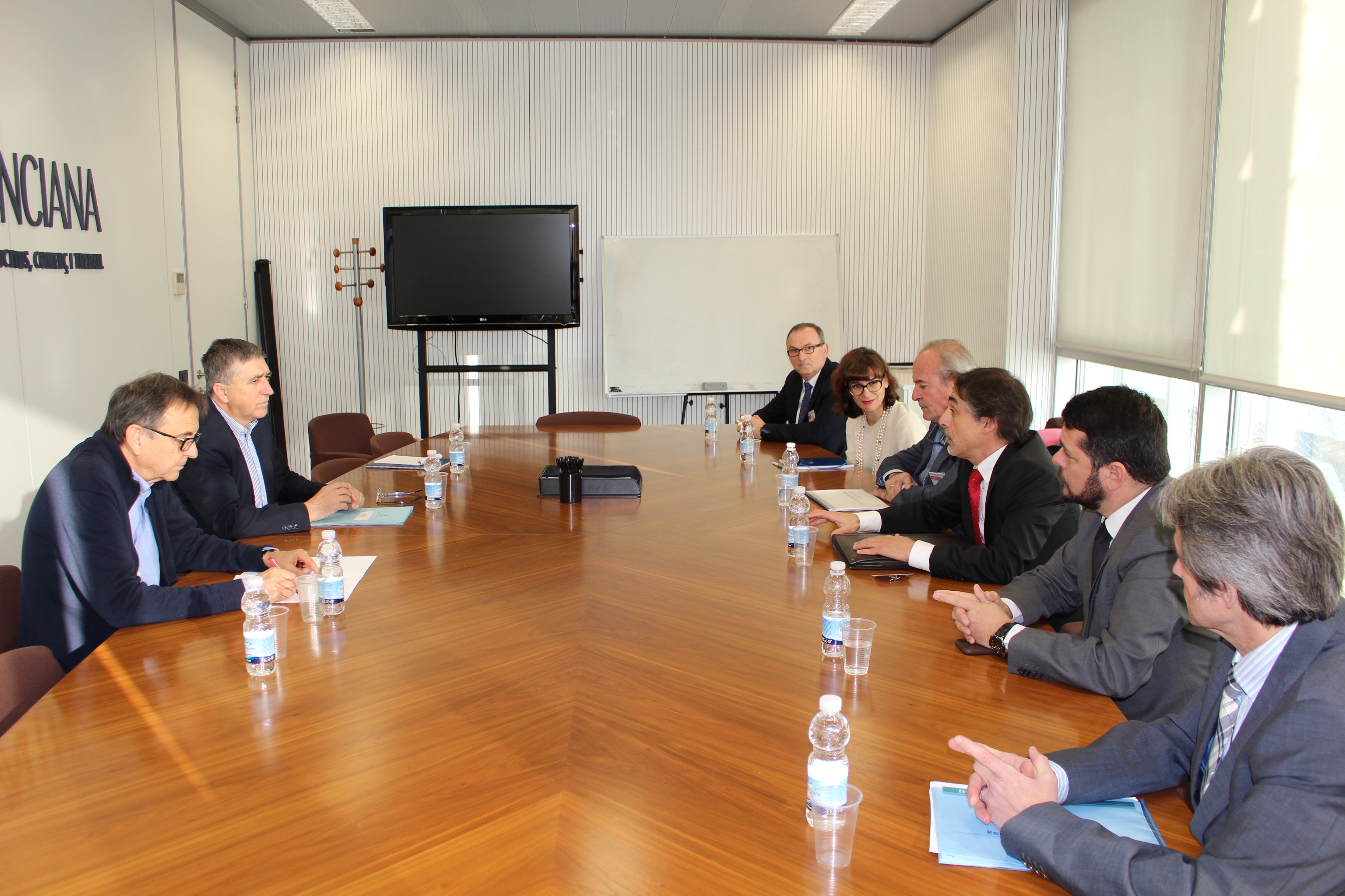 El conseller de Economía, Rafa Climent, cn una reunión con representantes de las ITV. Foto: GVA - 
