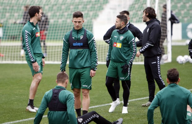El Elche no ha constituido depósito alguno en la LFP por lo que Escriche no puede jugar todavía