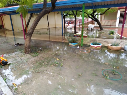 El estado de los colegios: alumnos evacuados por una avería y charcos que impiden el acceso