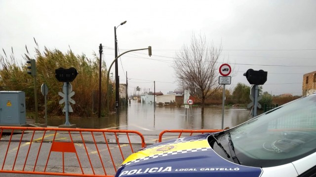 Continúa el nivel de preemergencia en Castelló y varias calles del distrito marítimo siguen cortadas