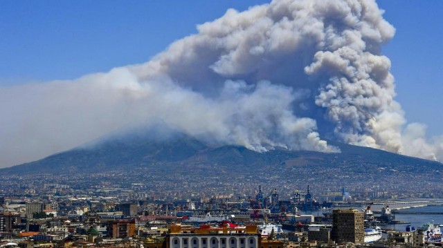 Arde el Vesubio, pero calma: no se trata una erupción volcánica
