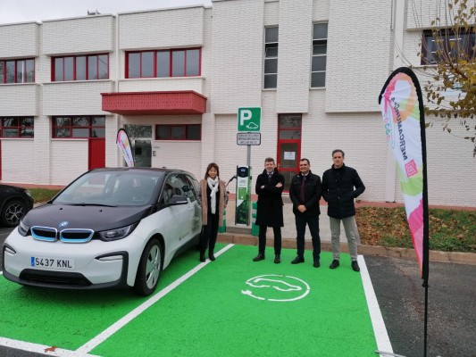 MercaMurcia se engancha a los vehículos eléctricos y estrena dos plazas de recarga
