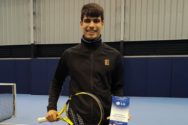 Carlos Alcaraz hace el 2 de 2 ganando en la casa de Rafa Nadal y sube al puesto 446 del mundo