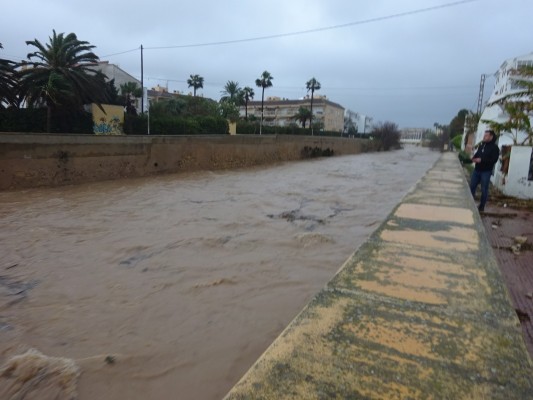 El río Gorgos se desborda a su paso por Xaló y en la desembocadura de Xàbia