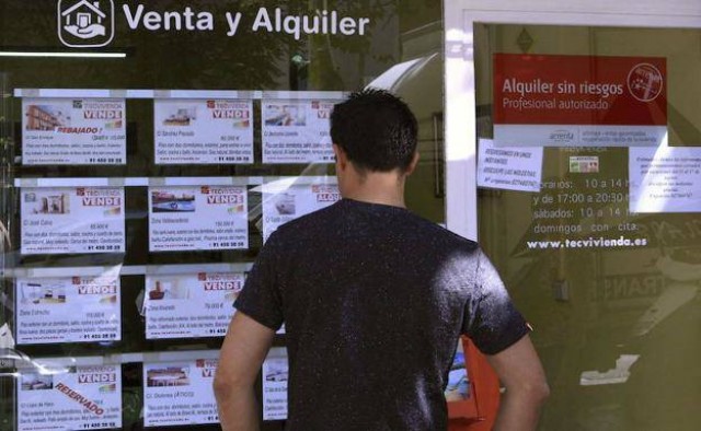 La venta de viviendas modera su crecimiento en la Región y se desploma en España