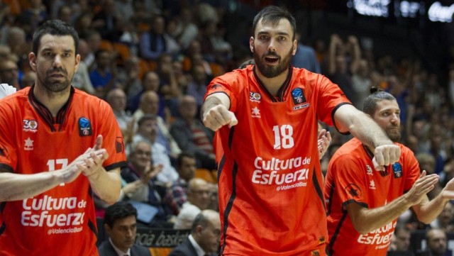 La marcha de Oriola obliga al Valencia a fichar al menos a dos interiores