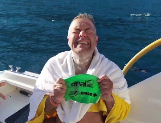 El alicantino Jorge Crivillés ya es el primer español que completa a nado el desafío de los Siete Océanos
