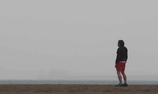 Desalojan la primera línea de playa de la urbanización La Casbah de El Saler por el oleaje