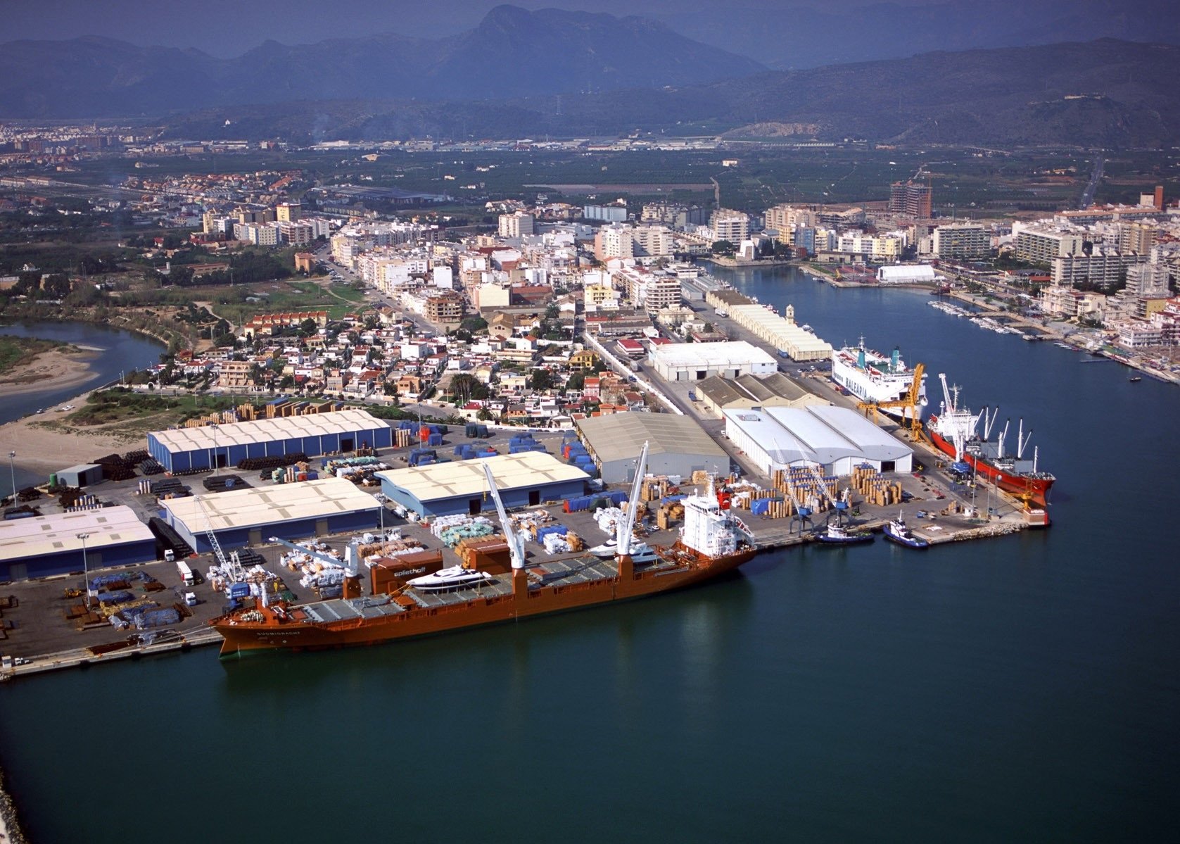 El Puerto de Gandia se cierra al tráfico marítimo por el temporal
