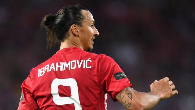 Mourinho afirma que Ibrahimovic podría seguir en el Manchester United