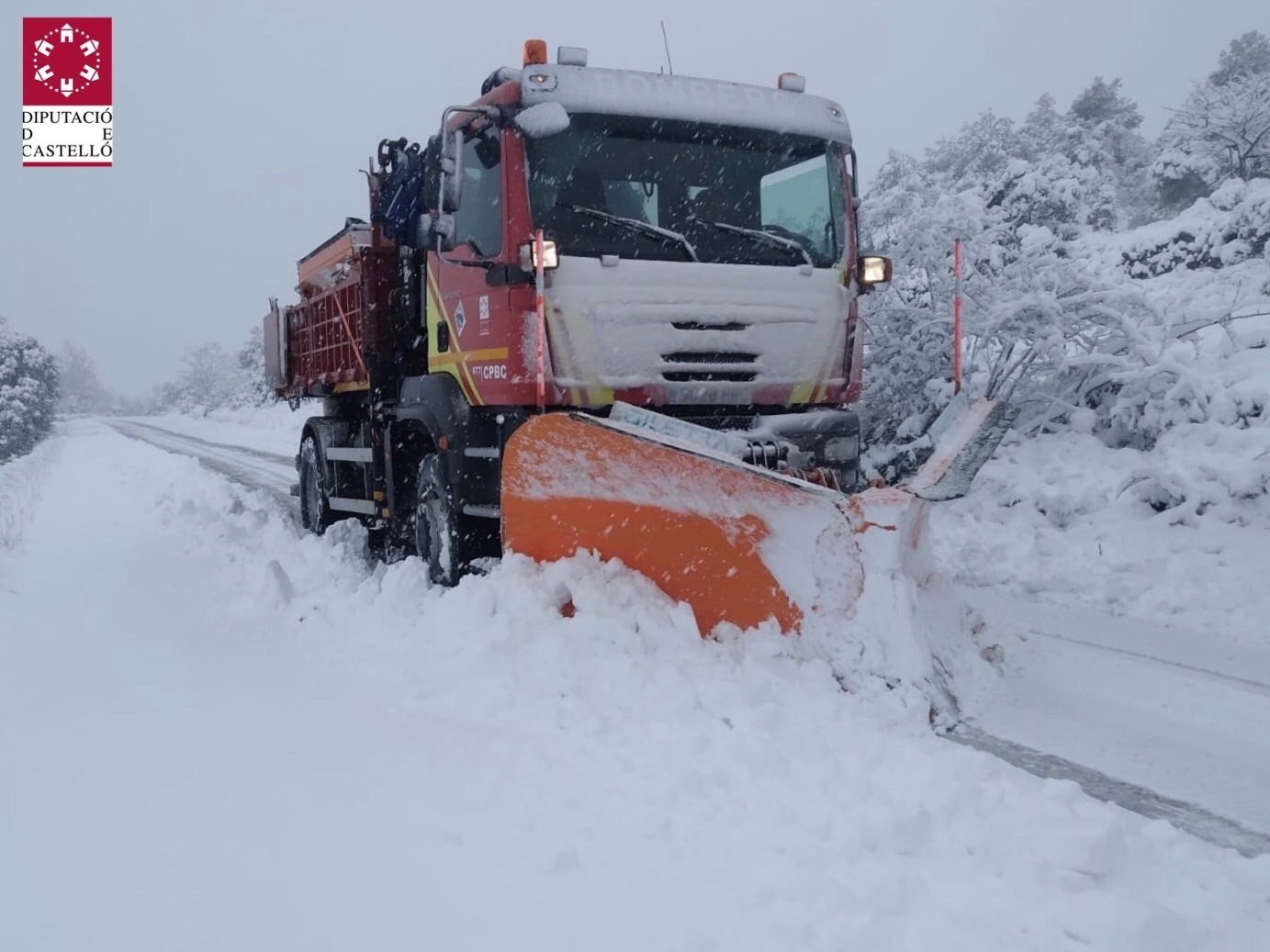 Una quitanieves trabaja en una carretera del interior de Castellón. Foto: VP - 