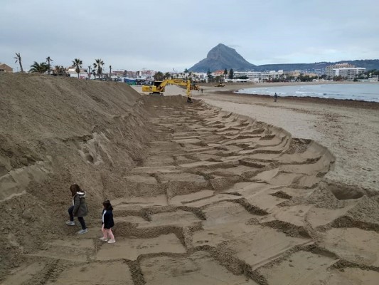 Xàbia refuerza el dique de protección de la playa del Arenal ante la previsión de olas de 8 metros