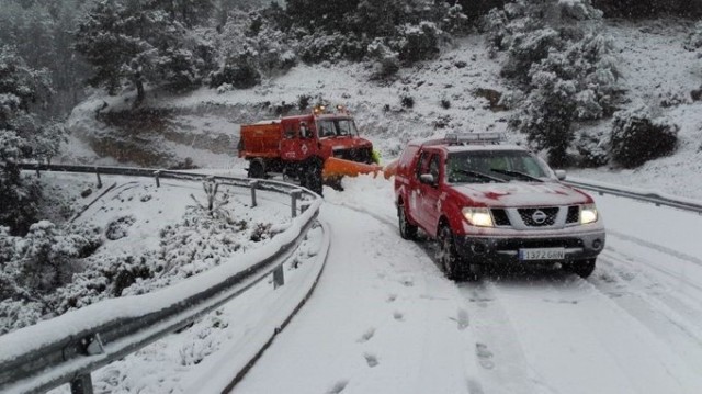 Las nieves afectan a varias carreteras, tres de ellas cortadas y varios vehículos quedan atrapados