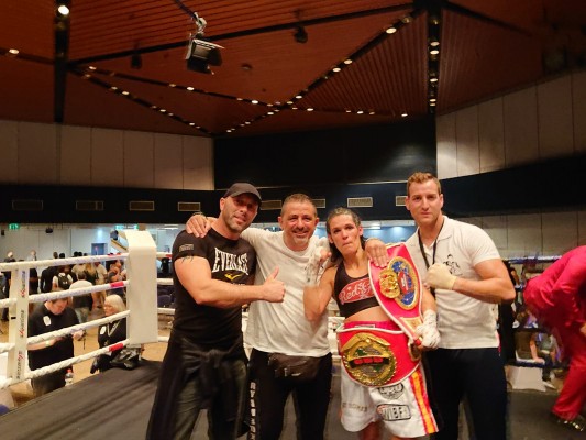 La murciana Mari Carmen Romero se proclama campeona de Europa de supergallo en casa