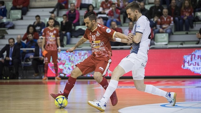ElPozo, en racha en la Liga, sabe sufrir para remontar al Aspil en un partido nada brillante (2-1)