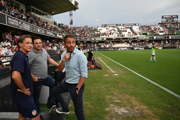 El CD Castellón quiere enderezar su rumbo ante un Mestalla que busca hurgar en las dudas albinegras