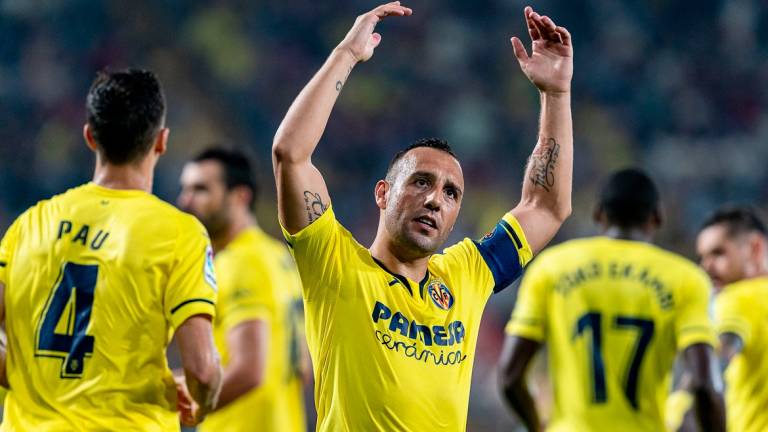 Santi Cazorla, de capitán, espera que el equipo cuente con gran apoyo de la grada en el Estadio de la Cerámica. (Foto: CARME RIPOLLÈS) - 