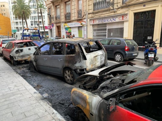 Arden diez vehículos en el barrio de Ruzafa de València
