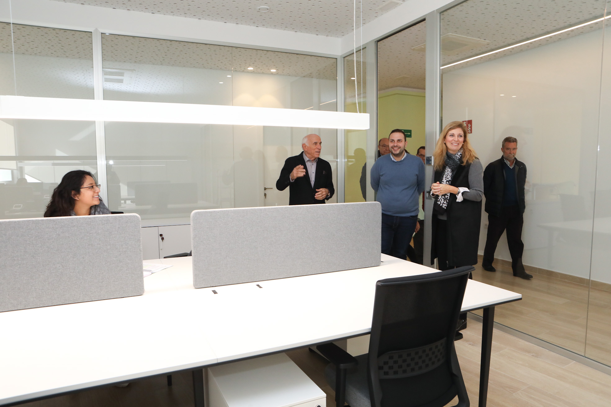 La alcaldesa Amparo Marco y el concejal José Luis López, durante su visita a la nueva sede de la Asociación Española contra el Cáncer en Castelló. - 